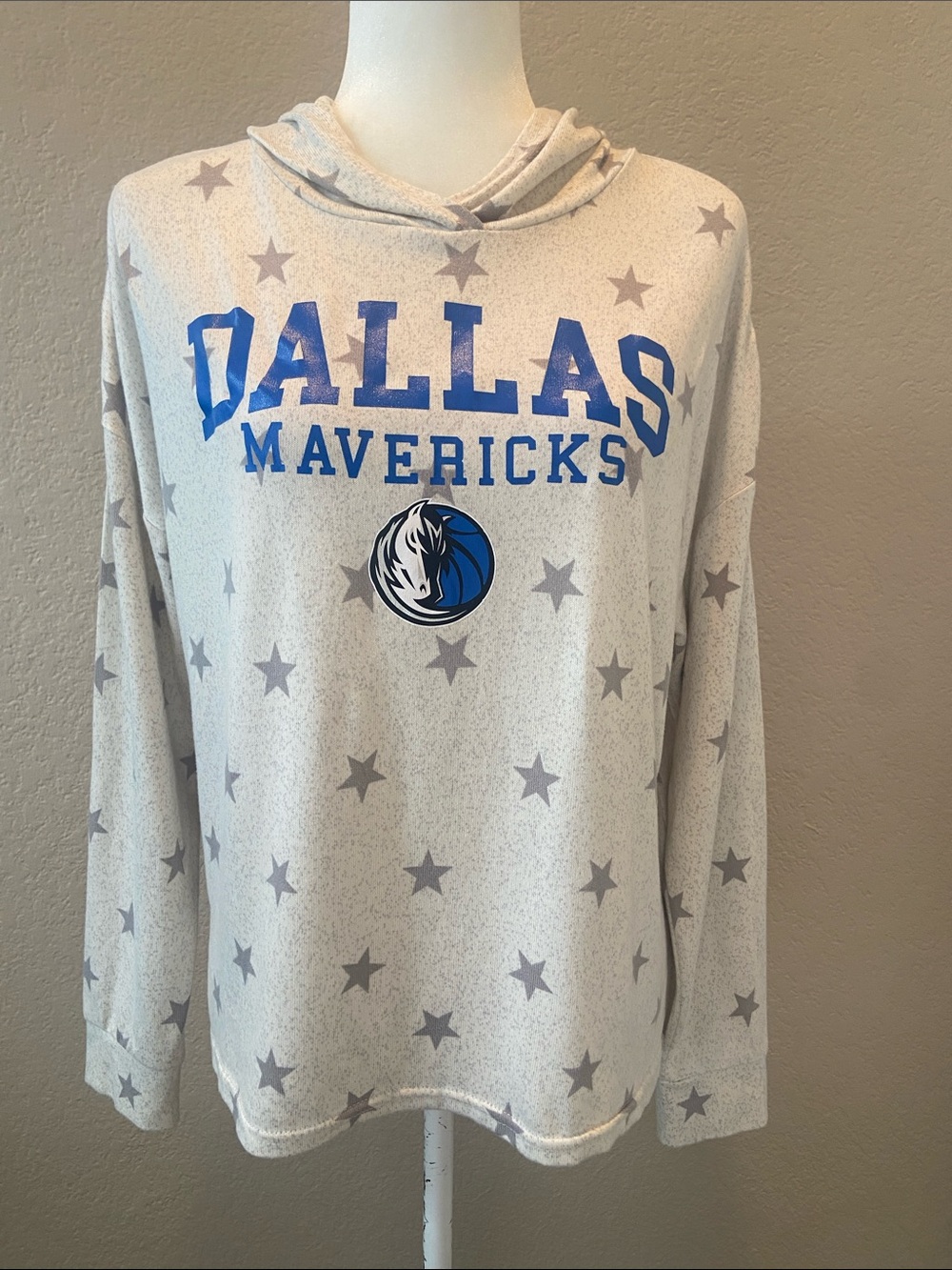 Women’s Dallas Mavericks Hoodie Sweater, gray star pattern w/ blue graphics. Med